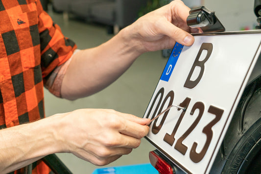 Große Nummernschildhalterung UNU